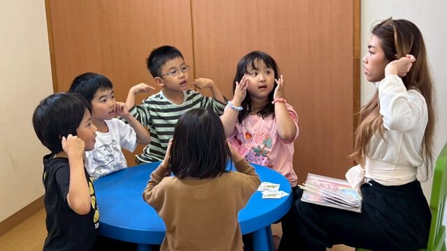 先生が一人の子に寄り添う様子