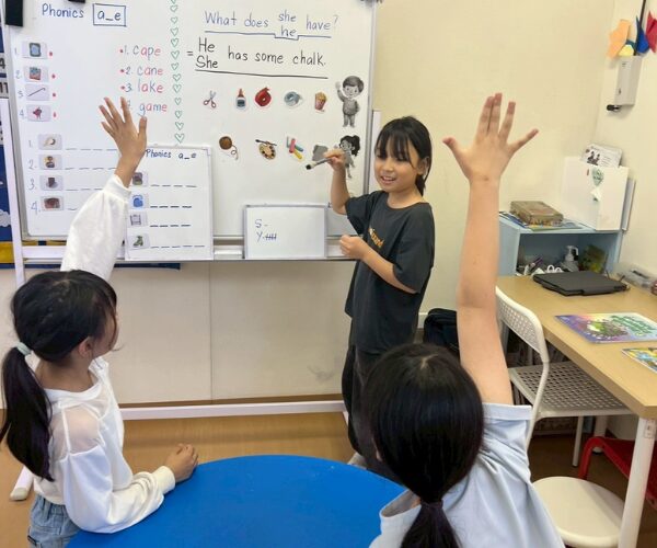 横浜　鶴見　英語学童フレックルズ　英会話レッスン　少人数制