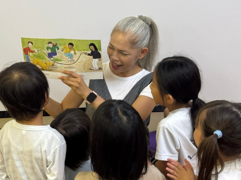 英語講師が子どもたちと関わる仕事の様子